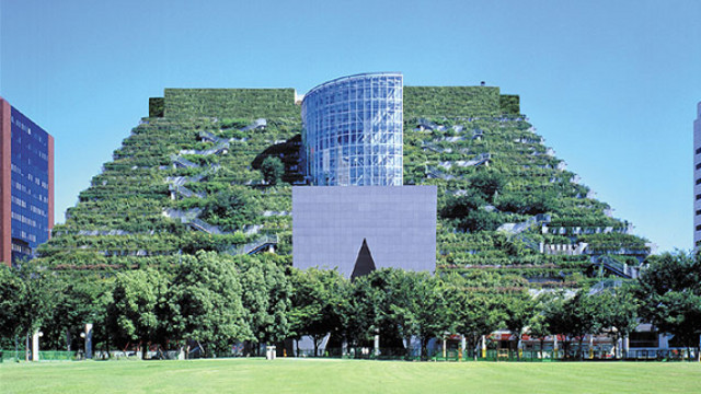 GREEN AND GLASS. The Fukuoka Prefectural International Hall is tempting for any treasure hunt organizer. Photo from www.scophy.com