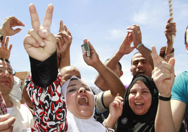 SUPPORT. Egyptians living in Jordan supporters of presidential candidate former Field Marshal Abdel Fattah al-Sisi celebrate in front of the Egyptian embassy after casting their ballot on May 15, 2014. Photo by Jamal Nasrallah/EPA