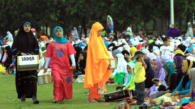 PRAYER. Filipinos troop to Quirino Grandstand to celebrate Eid al-Adha. Photo by Jose Del