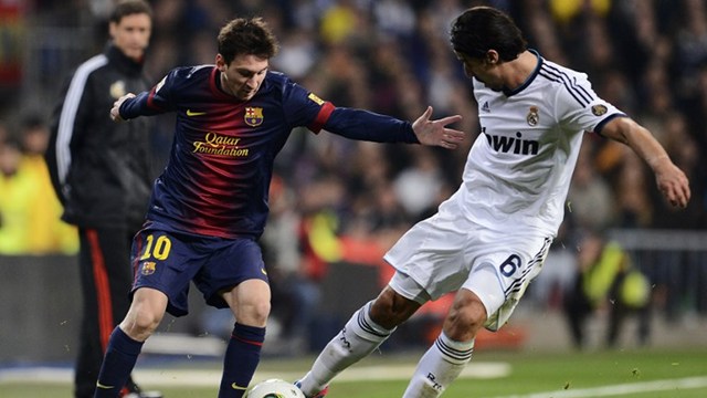 ALL SQUARE. Barcelona's Argentinian forward Lionel Messi (L) vies with Real Madrid's German midfielder Sami Khedira during the Spanish Copa del Rey (King's Cup) semi-final first leg football match Real Madrid CF vs FC Barcelona. Photo by AFP.