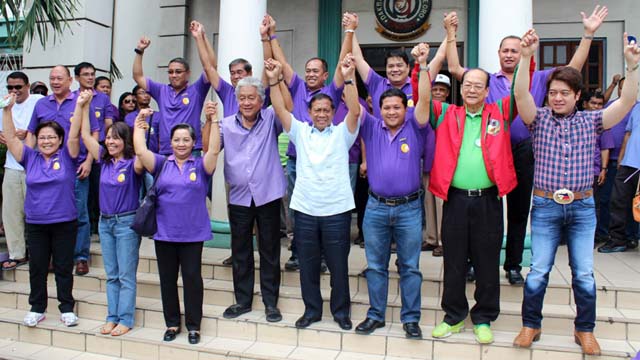 PADAYON PILIPINO: show of force, Emano(center) beside vice-president Binay along with his entire party. Photo taken from Emano's wordpress page