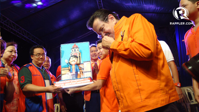 'MAYOR ERAP CAKE.' A Manila City Hall-inspired cake is presented to former President Joseph Estrada. Rappler/Jerald Uy