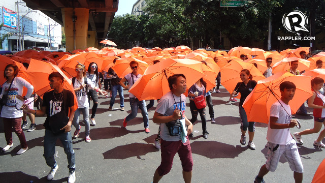 ERAP FLASH MOB. 300 students staged a “flash mob” dance near the Manila City Hall to support former President Joseph Estrada's bid for the mayoral post. Rappler/Jerald Uy