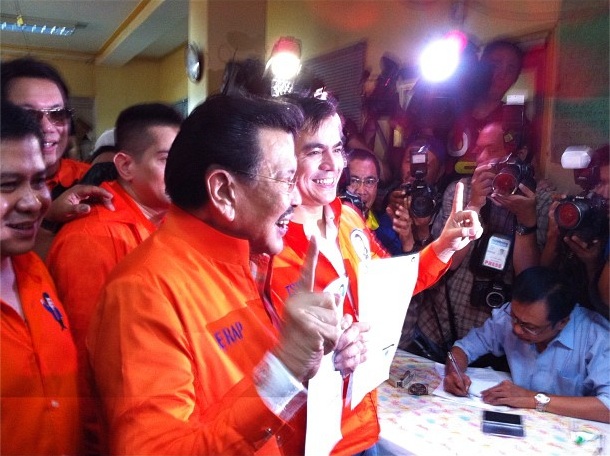 UNA'S MANILA BETS. Former President Joseph Estrada (L) and Manila Vice Mayor Isko Moreno (R) present their Certificates of Candidacy (COCs) for Manila mayor and vice mayor, respectively, to the media after filing at the Commission on Elections (Comelec) office in Arroceros, Manila, October 2, 2012. Photo by Ayee Macaraig. 