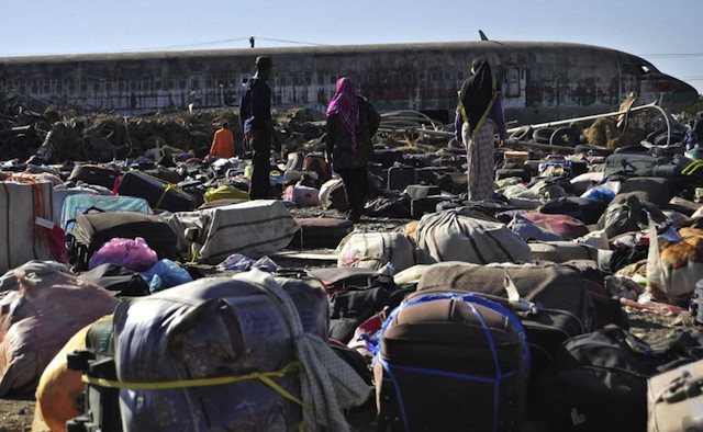 BACK HOME. Ethiopian immigrants returning from Saudi Arabia searching for their luggages among unclaimed bags at Addis Ababa’s Bole International Airport, December 10, 2013. AFP/Jenny Vaughan