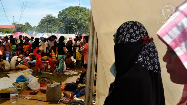 SEEKING REFUGE. The Department of Social Welfare and Development estimates 44,000 refugees are sheltered in the Joaquin Enriquez Sports Complex in Zamboanga City. Photo by Leanne Jazul/Rappler