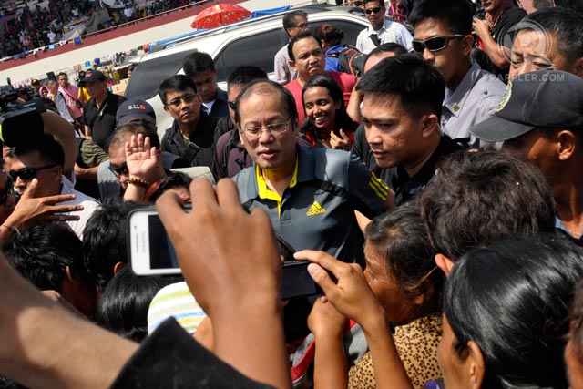 NOT ALONE. During a visit to an evacuation center, President Aquino assures refugees that the government is there for them. Photo by LeAnne Jazul/Rappler