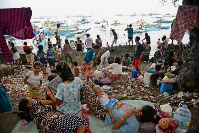 ZAMBOANGA'S REFUGEES. Hundreds of thousands of Filipinos flee their homes because of the Zamboanga siege. Photo by AFP