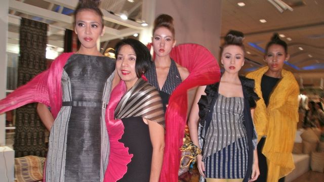 DESIGNER DITA SANDICO ONG with her models. All photos by Susan Claire Agbayani