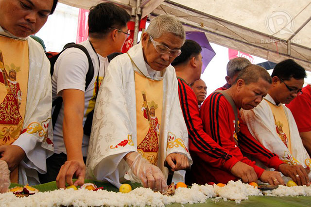 ACTIVIST. Fr. Joe Dizon (center) with priests and workers during a Labor Day protest in Plaza Miranda May 1, 2013. File photo by Rappler/AC Dimatatac