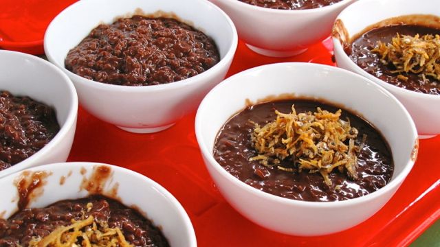 TRULY SPECIAL. Voted as the students' most favorite meal, the Champorado Espesyal is made more tasty and special with its fried dilis toppings. All photos courtesy of Michelle Solano