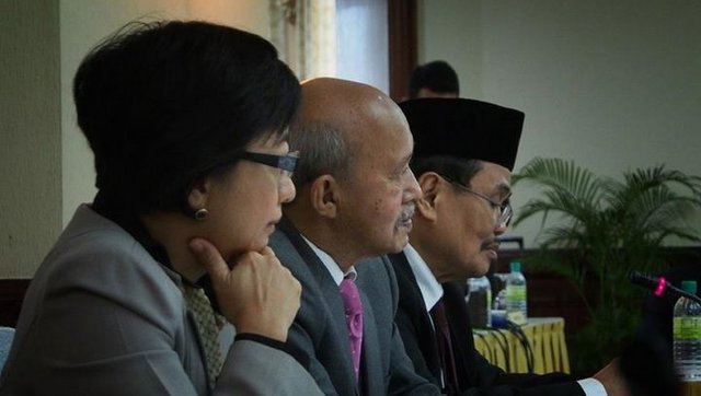 'FINAL STAGES.' Government peace panel chair Miriam Coronel-Ferrer, Malaysian Facilitator Datu Abdul Ghafar Tengku bin Mohamed and MILF chief negotiator Mohagher Iqbal. Photo by OPAPP