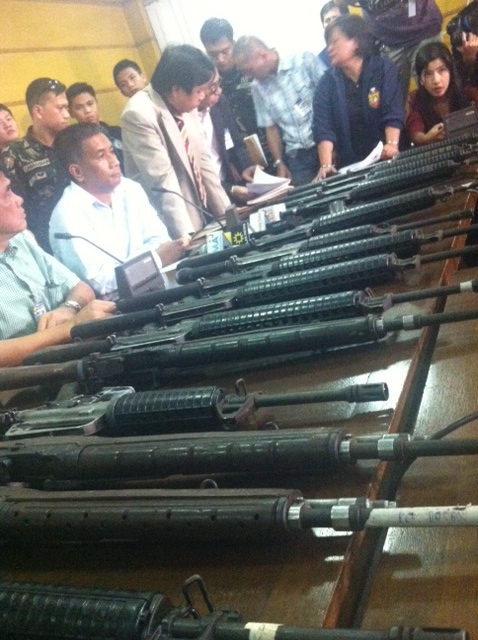 DEADLY WEAPONS. The firearms used by the military at the checkpoint were mostly M16s and M14s. Photo by Natashya Gutierrez.