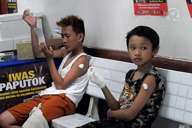 INJURED. The number of New Year-related injuries has surpassed the 1,000 mark, said the Department of Health on Monday, January 6. File photo by Leanne Jazul / Rappler