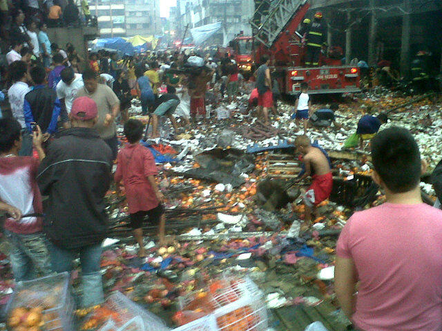 SALVAGING GOODS. Vendors try to save what they can from the burning building. Photo from Erwin Aguilon's Twitter account.
