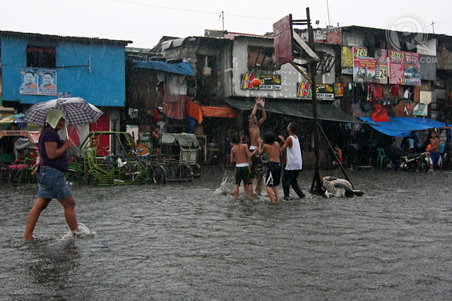 WATER WORLD. Flooding in CAMANAVA. Photo by Vincent Go