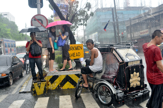 STRANDED. Students were stranded during the sudden downpour of rains along Espana Blvd. in Manila. Photo by Rappler