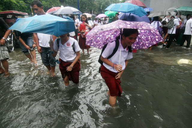 EARLY RETREAT. Classes was suspended in Manila because of heavy rains and flooding. Photo by Arcel Cometa
