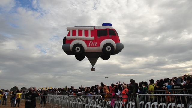 FLYING BUS. An inflated bus was one of the crowd favorites at the 2013 Philippine Hot Air Balloon Fiesta, which brought together 32 balloons from 15 countries. Photos by Tre Batenga and video by Katherine Visconti.