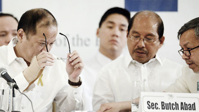 HANDS ARE TIED. Budget Secretary Abad (right) says the Palace will rather wait for the Supreme Court to lift the TRO on the pork barrel. File photo