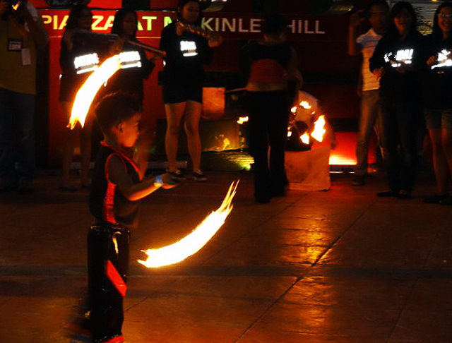 FOR ALL AGES. A young fire dancer wows the audience during the sunset jam. All photos by Ime Morales