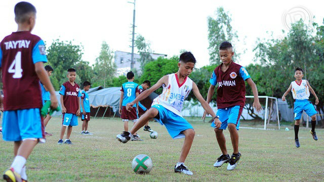 PLAYING TO WIN. Young football players from Palawan, demonstrated determination and enthusiasm during their warm-up drill. All photos by Haiko B. Magtrayo