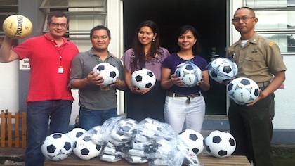BALLS FOR PEACE. Members of the Rappler team deliver soccer balls to Maj Stephen Cabanlet of the Philippine Marine Corps.