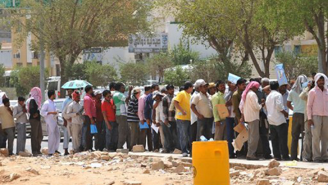 FOREIGN WORKERS. Foreign illegal laborers lineup outside an immigration office in Saudi Arabia. Photo from AFP