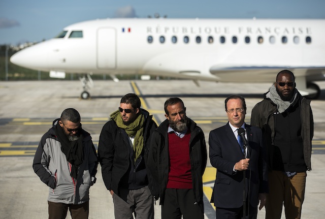 BACK HOME. French President Francois Hollande (2-R) delivers a speech welcoming the safe return of former French hostages Pierre Legrand (2-L), Thierry Dol (R), Daniel Larribe (3-L) and Marc Feret (L) upon their arrival at Villacoublay military airport outside Paris, France, 30 October 2013. EPA/ Ian Langsdon