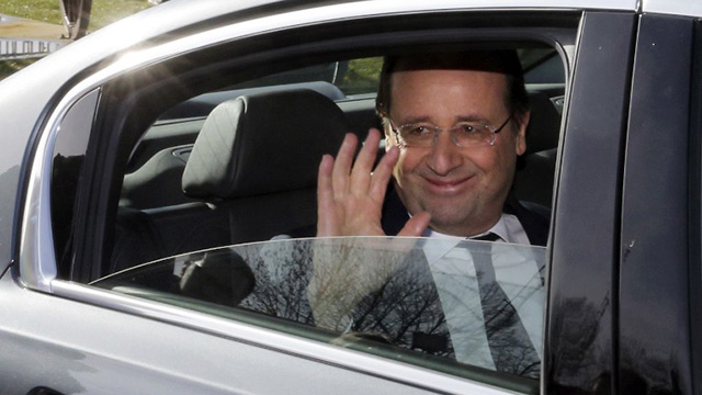 BYE. French President Francois Hollande waves from his car after he inaugurates a fire station in Vigeois, central France, on Jan 18, 2014. Photo by Philippe Wojazer/AFP/Pool