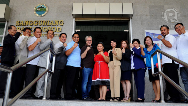 CHAMPION COACH. Freddie Roach strikes a pose with city council members of General Santos. Photo by Russell Delvo