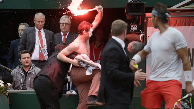 PROTEST. An anti gay-marriage activist is arrested after invading the court during the 2013 French tennis Open final at the Roland Garros stadium in Paris on June 9, 2013. Photo from AFP