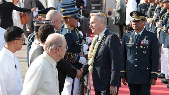 HISTORIC TRIP. French Prime Minister Jean-Marc Ayrault arrives in Manila on October 19, the first ever visit of a French Prime Minister to the Philippines. Photo by Jedwin Llobrera 