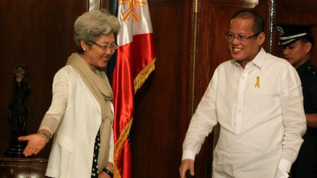 DISPUTE. Aquino (R) met Chinese Vice Foreign Minister Fu Ying (L) at Malacañang Palace on October 19 / Malacañang Photo Bureau