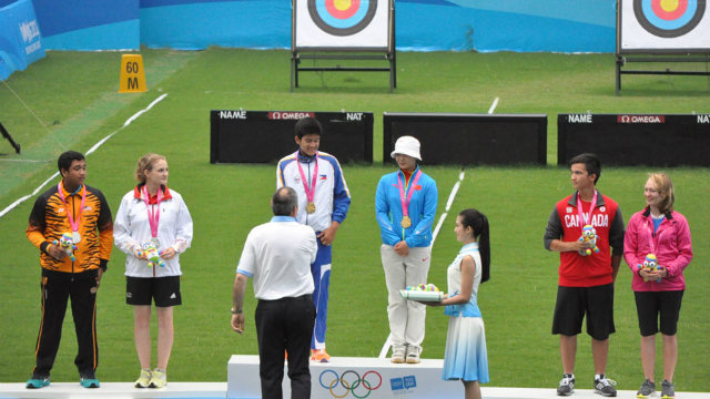 STANDING TALL. Gabriel Moreno stands next to teammate Li Jiaman of China as they receive their gold medals. Photo from press release