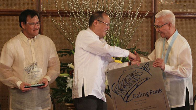 GOOD GOVERNANCE. In this file photo, Maribojoc Mayor Leoncio Evasco Jr gets a good governance award from President Aquino and the late Interior Secretary Jesse Robredo. 