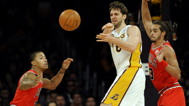GASOL TO CHICAGO. Pau Gasol (C) will be playing alongside Derrick Rose (L) and Joakin Noah (R) in the Chicago Bulls when the season starts. File photo by Paul Buck/EPA