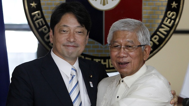WARM WELCOME. Japanese Defense Minister Itsunori Onodera (L) and Philippine Defense Secretary Voltaire Gazmin (R) pose for photographers during a news conference in Camp Aguinaldo in Quezon City, 27 June 2013. Photo by EPA/Francis R. Malasig