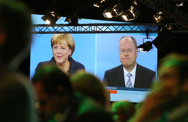MERKEL V STEINBRUECK. People watch a screen showing German Chancellor Angela Merkel (L) and Chancellor candidate of the German Social Democratic Party (SPD) Peer Steinbrueck (R) during their TV election debate at the TV studio in Berlin-Adlershof, Germany, 01 September 2013. Germany will hold federal elections on 22 September. EPA/Hannibal Hanschke
