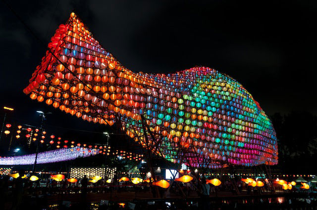 BREAKING RECORDS. The giant fish shaped lantern at the “Lee Kum Kee Lantern Wonderland” ( designed in 2011 in Hong Kong) was made of over 2,000 Led Lit lanterns, and set the Guinness World Record as largest sculpture made by lanterns.
