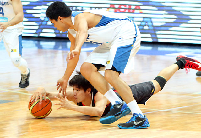 STRETCHED TO THE LIMITS. De Ocampo has an MCL injury. Photo by FIBA Asia/Nuki Sabiio.