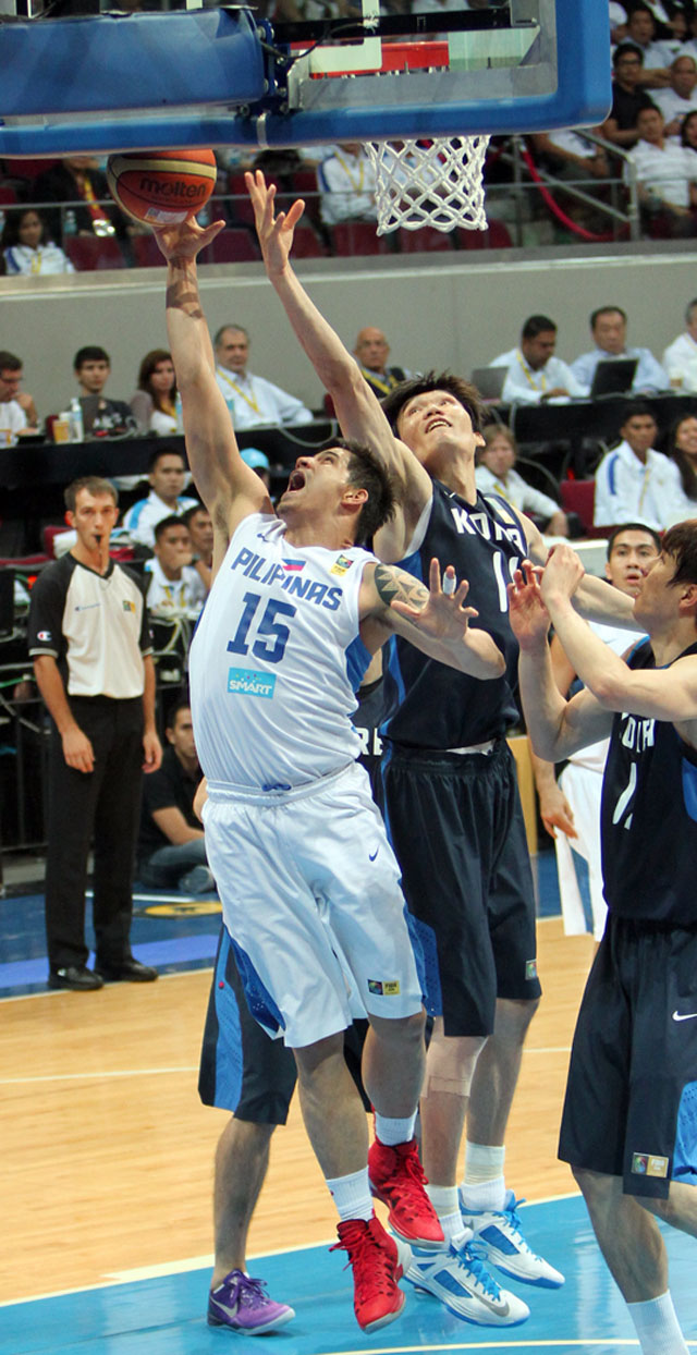 NO TIME TO REST. Despite an injury, Pingris gallantly fought for possession all the time. Photo by FIBA Asia/Nuki Sabio.