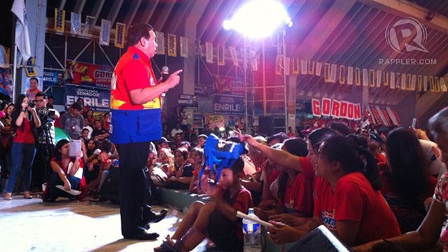 'ON HIS OWN.' Former Sen Dick Gordon tells Olongapo residents that his son, Brian, will have to campaign on his own, and he will not force them to vote for him. 