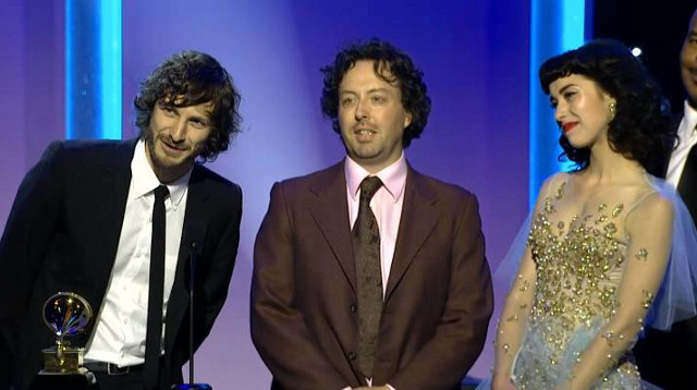 INDIE ARTIST, COMMERCIAL HIT. Gotye (left) receives one of his awards at the 55th Grammys for 'Somebody That I Used to Know' with featured artist Kimbra (right). Photo from the Gotye Facebook page