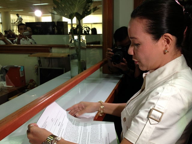 FIRST BILLS. Sen Grace Poe files bills on film tourism and a lunch program for public schools on her first day of reporting to Senate work. Photo by Rappler/Ayee Macaraig 