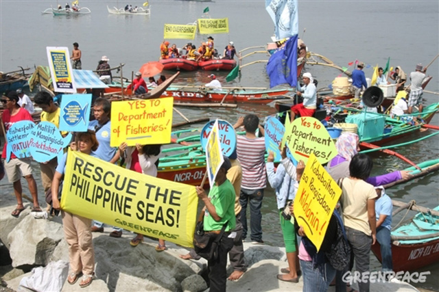 SAVE PHILIPPINE SEAS. Greenpeace and fisherfolks call on the government to prioritize marine conservation. Photo by Greenpeace/Lester Ledesma