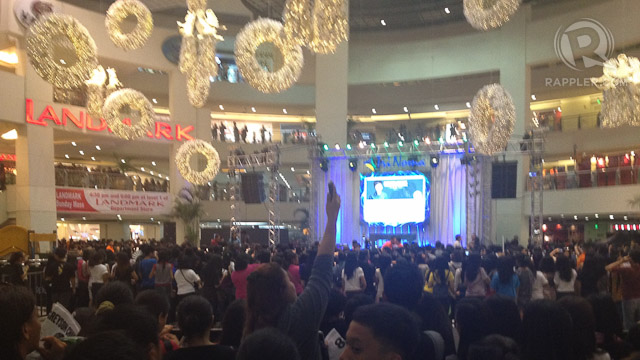 WAITING FOR GREYSON. A packed TriNoma activity area where fans waited for Greyson's performance