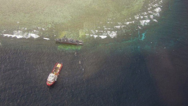 STUCK ON THE REEF. This handout photo taken and released on January 25, 2013 by Tubbataha Management Office shows an aerial shot of US navy minesweeper USS Guardian (R) at the Tubbataha reef after it ran aground, while another US vessel stands by. AFP PHOTO/Tubbataha Management Office