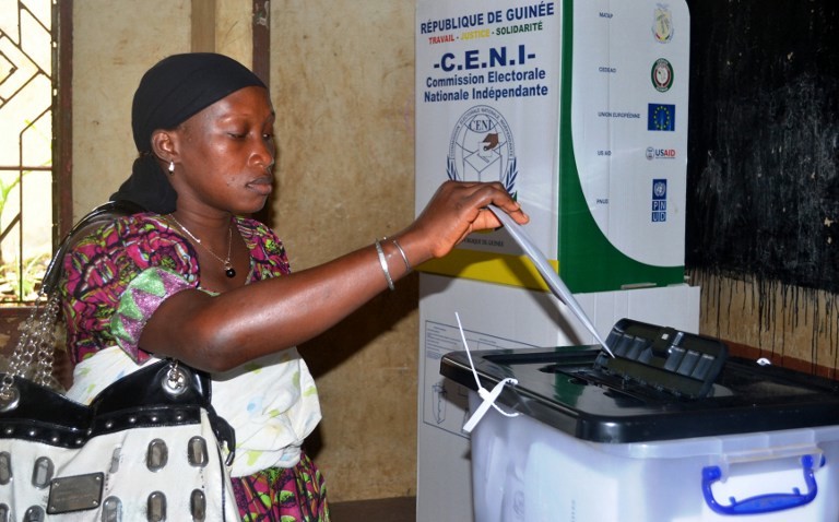 HISTORIC VOTE. A Guinean voter casts her ballot at a polling station in Conakry on September 28, 2013. AFP / Cellou Binani