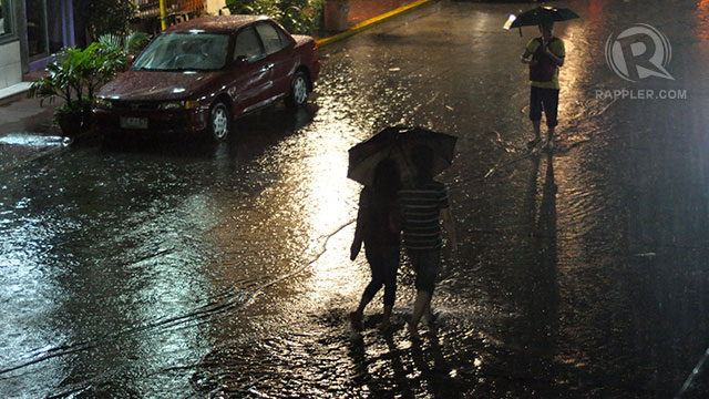 GUTTER-DEEP. Floodwater starts to rise along España in Manila as Typhoon Maring brings intense rains August 18. Photo by LeAnne Jazul/Rappler.com